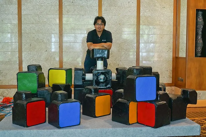 Abel Brata bersama instalasi Rubik’s Cube raksasa