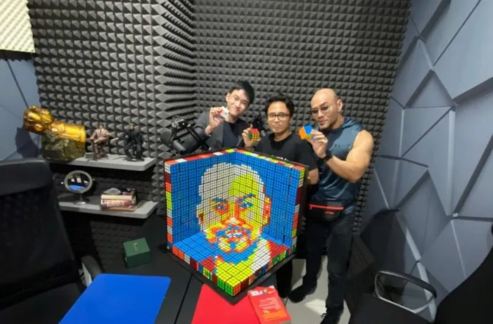 Mosaik potret Deddy Corbuzier dari Rubik’s Cube di studionya