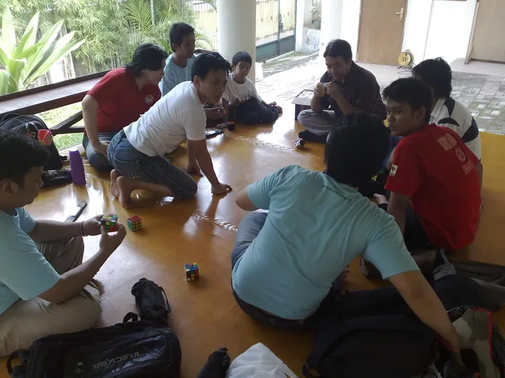 Jakarta Rubik’s Cube Club berkunjung ke cuber tunanetra Mitra Netra, foto 3