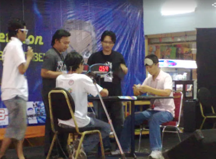 Duel blindfold di atas panggung
