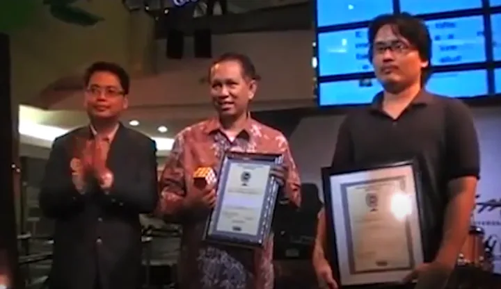 Abel Brata menerima sertifikat rekor dunia