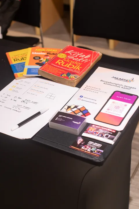 Meja workshop dengan buku “Mulai Mengerti”
