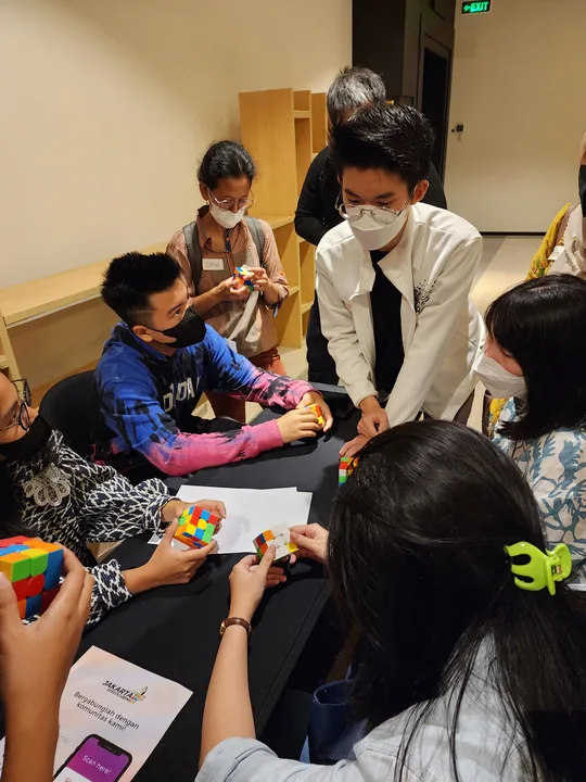 Peserta belajar menyelesaikan Rubik’s Cube