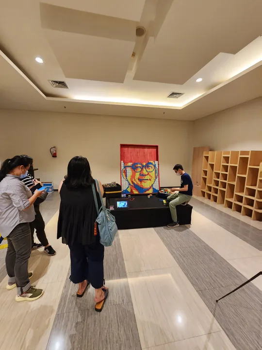 Pengunjung berdatangan ke instalasi mosaik