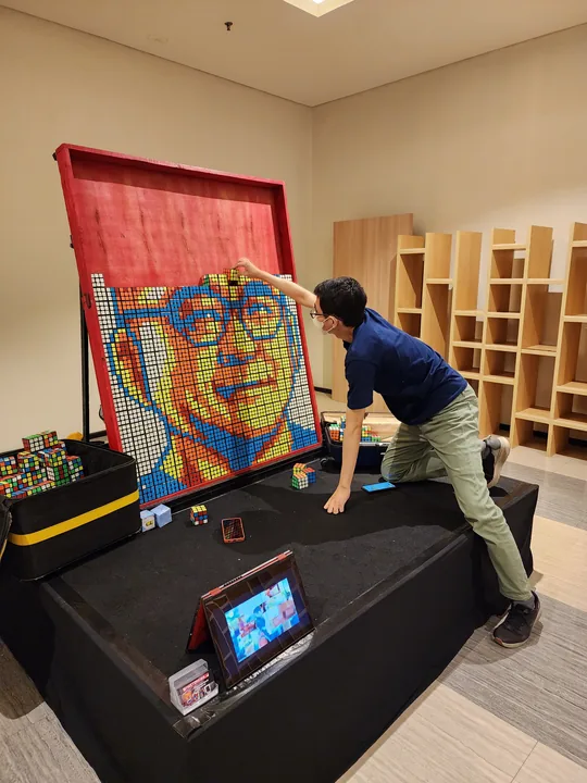 Memasang kubus terakhir pada mosaik