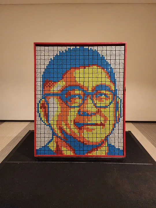 Mosaik potret di atas panggung pajangan