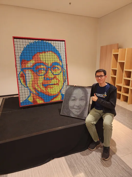 Edward Suhadi di samping mosaik dan fotonya