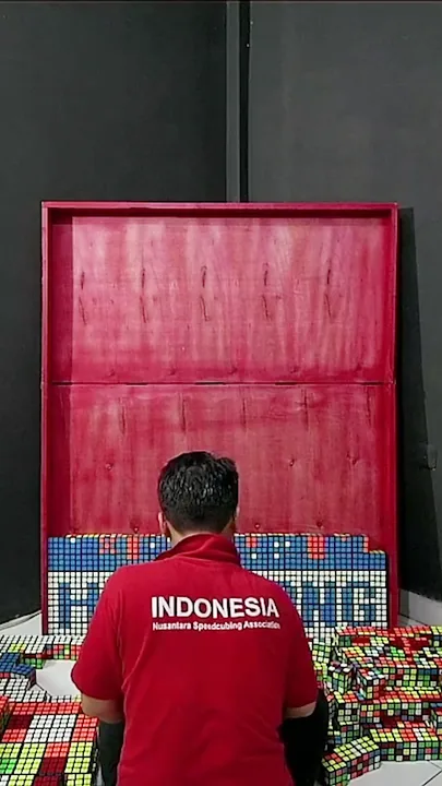 Abel Brata menyusun mosaik di dalam bingkai merah