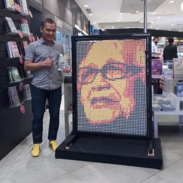 Mosaik Rubik’s Cube bergambar Jacob Oetama dipajang di toko buku, foto 2
