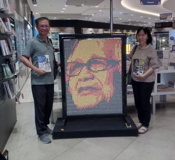 Mosaik Rubik’s Cube bergambar Jacob Oetama dipajang di toko buku, foto 3