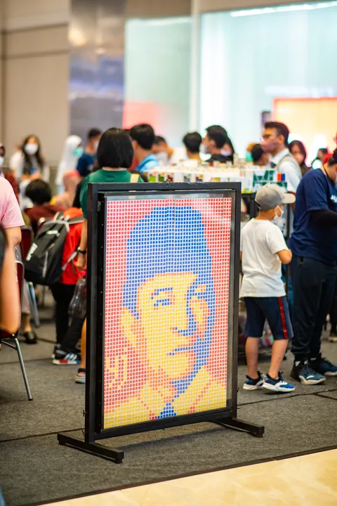 Mosaik potret dipajang di mal