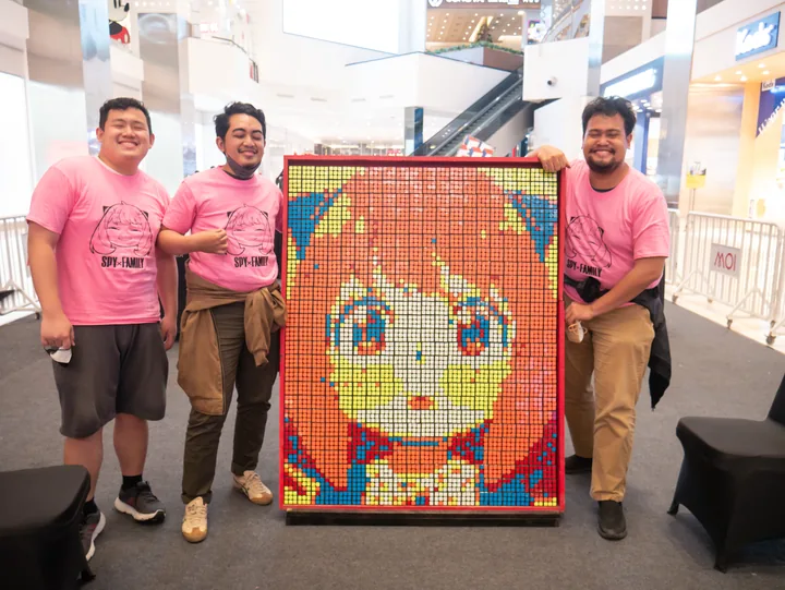 Tim bersama mosaik bergaya anime yang telah selesai