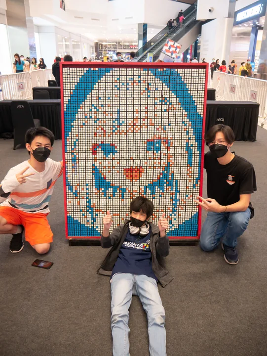 Cuber cilik bersama mosaik bergaya anime