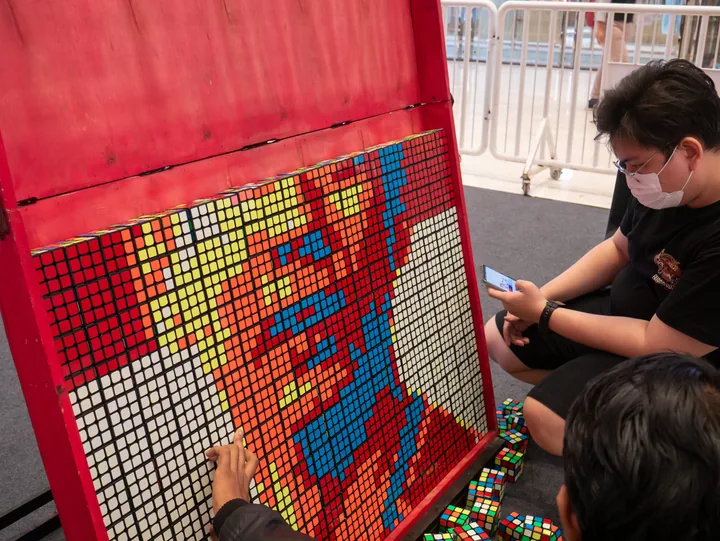 Menyusun mosaik potret kubus demi kubus