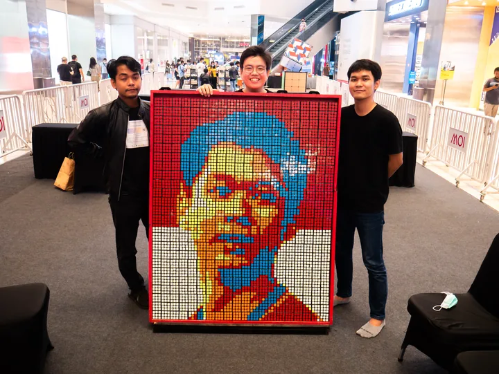 Tim berpose dengan mosaik potret yang telah selesai